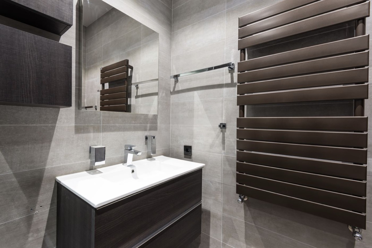 Sèche-serviettes à eau dans une salle de bain rénovée
